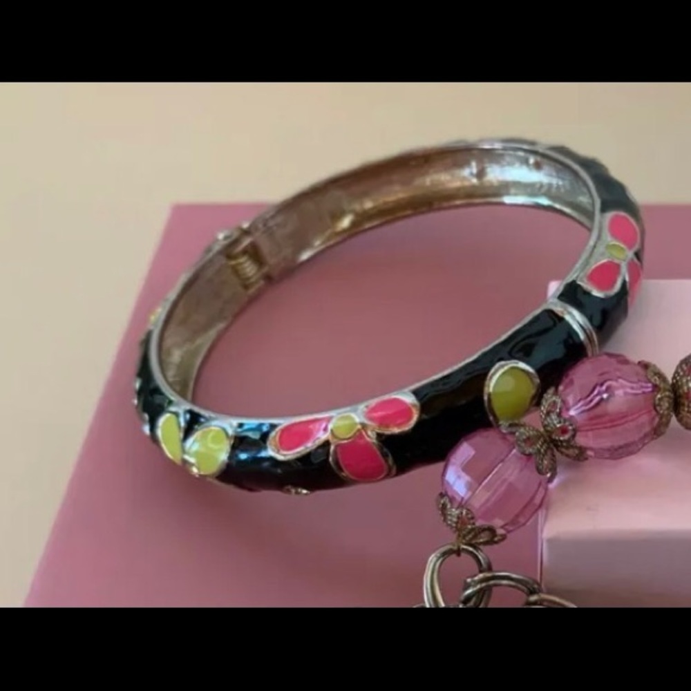 Betsey Johnson Flower Hinged Bangle Bracelet - Picture 1 of 2